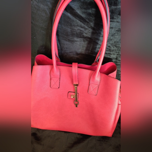 🩷Mellow World Hot Pink Purse | Gold Hardware | Excellent Condition - Picture 6 of 16